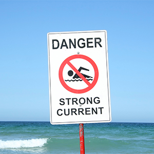  Sign reading &quot;danger, strong current&quot;